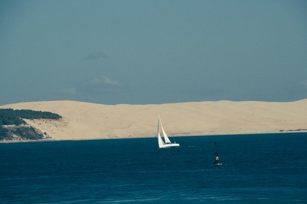 Quels conseils pour organiser des vacances en Bretagne avec des visites de phares et des cours de navigation à voile?